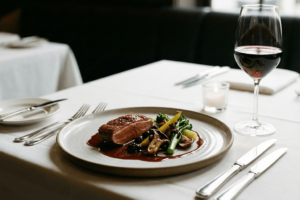 地方の特産品や季節食材で“会話が弾む一皿”を。フレンチレストランのディナー会食が選ばれる理由